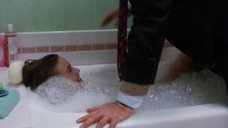 5. Алисия Сильверстоун в ванне с пеной – Приходящая няня