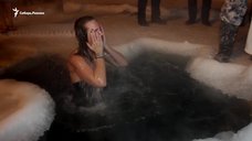 Ксения Собчак купается в проруби на Крещение Господне