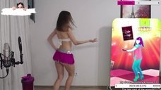 3. Секси Gavrilka танцует в короткой юбке 