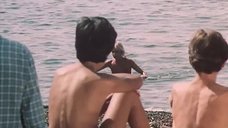 1. Подростки наблюдают за секси Пилле Пихламяги в купальнике – Каникулы у моря