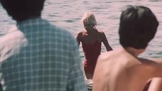 2. Подростки наблюдают за секси Пилле Пихламяги в купальнике – Каникулы у моря