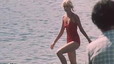 3. Подростки наблюдают за секси Пилле Пихламяги в купальнике – Каникулы у моря