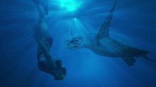 1. Даниэль Савре плавает под водой – Глубокое синее море 2