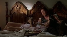 3. Дженнифер Тилли в постели – Побег (1994)