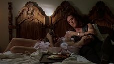 4. Дженнифер Тилли в постели – Побег (1994)