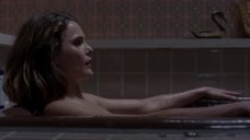 Кери Рассел принимает ванну