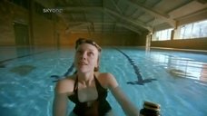 4. Кристина Коул в бассейне – Ведьма (2004)