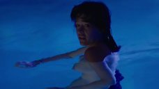 4. Дианна Агрон и Пас де ла Уэрта в бассейне – Обнаженная (2015)