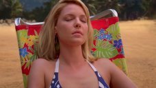 1. Кэтрин Хайгл в купальнике на пляже – Анатомия страсти