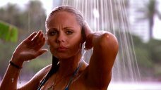 4. Лора Вандервурт стоит под душем в купальнике – Добро пожаловать в рай! 2: Риф