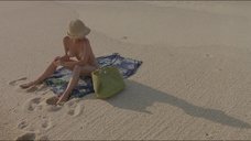 Марибель Верду топлес на пляже