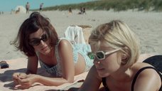 Кейт Мара и Оливия Тирлби в купальниках на пляже