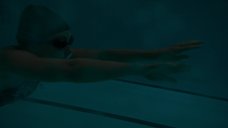 1. Оливия Тирлби плавает в бассейне – Голиаф