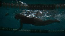 2. Оливия Тирлби плавает в бассейне – Голиаф