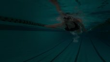 3. Оливия Тирлби плавает в бассейне – Голиаф