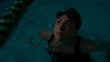 4. Оливия Тирлби плавает в бассейне – Голиаф