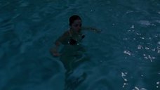 1. Оливия Тирлби в купальнике – Никто не уходит