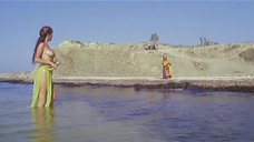 2. Эдвиж Фенек с обнаженной грудью на море – Вор (1979)