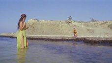 3. Эдвиж Фенек с обнаженной грудью на море – Вор (1979)