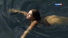 Обнаженная Зоряна Марченко купается в озере