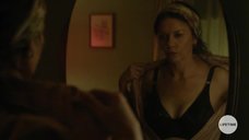 2. Кэтрин Зета-Джонс разглядывает грудь в зеркале – Крестная мать кокаина
