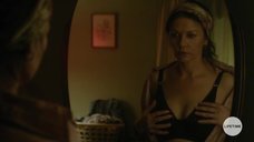 Кэтрин Зета-Джонс разглядывает грудь в зеркале