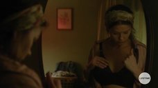 4. Кэтрин Зета-Джонс разглядывает грудь в зеркале – Крестная мать кокаина