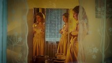 10. Полина Виторган рассматривает голую грудь в зеркале – Выше неба (2019)