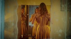 8. Полина Виторган рассматривает голую грудь в зеркале – Выше неба (2019)