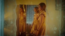 9. Полина Виторган рассматривает голую грудь в зеркале – Выше неба (2019)