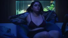 2. Секси толстушка Барби Феррейра в лифчике – Эйфория (2019)
