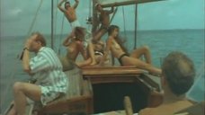 3. Девушки с голой грудью на лодке – Фанат - 2