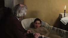 Летиция Каста принимает ванну