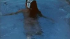 1. Софи Лорен плавает в бассейне – Две ночи с Клеопатрой