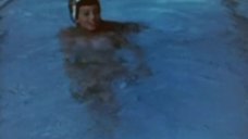 2. Софи Лорен плавает в бассейне – Две ночи с Клеопатрой