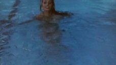 3. Софи Лорен плавает в бассейне – Две ночи с Клеопатрой