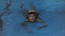 4. Софи Лорен плавает в бассейне – Две ночи с Клеопатрой