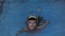 5. Софи Лорен плавает в бассейне – Две ночи с Клеопатрой