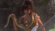 1. Красавица Тиа Каррере со змеёй – Мир Уэйна
