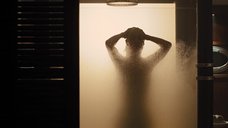 1. Беренис Марло принимает душ – 007: Координаты «Скайфолл»