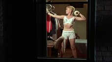 Лесли Истербрук тренируется в нижнем белье