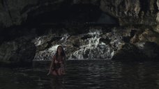 3. Эротичная Шарлотта Ле Бон в белье у водопада – Большой злой волк