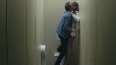 1. Жаркая сцена с Шарлоттой Ле Бон в туалете – Большой злой волк