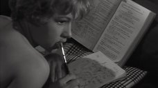 1. Обнаженная Жанна Валери лежит на кровати – Опасные связи (1959)