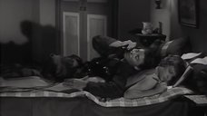 2. Обнаженная Жанна Валери лежит на кровати – Опасные связи (1959)