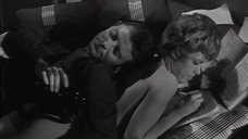 3. Обнаженная Жанна Валери лежит на кровати – Опасные связи (1959)