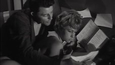 4. Обнаженная Жанна Валери лежит на кровати – Опасные связи (1959)