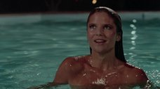 Горячая красавица Кристи Бринкли в бассейне