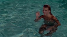 9. Горячая красавица Кристи Бринкли в бассейне – Каникулы (1983)