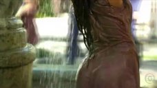 4. Сексуальная Жулиана Паэс купается в фонтане – Габриэла